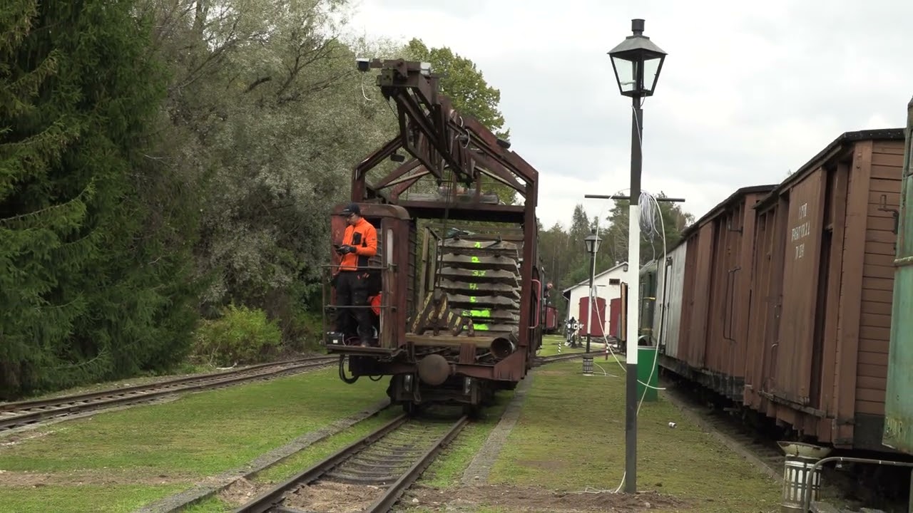 Узкоколейный путеукладчик и мотовоз ЭСУ-2а-247 / Narrow gauge track placement crane and ESU-2a-247