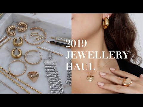 download lagu mp3 mp4 Luv Aj Heart Earrings, download lagu Luv Aj Heart Earrings gratis, unduh video klip Luv Aj Heart Earrings