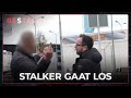 Stalkende ex-vriend praat alleen met middelvingers... | Gestalkt