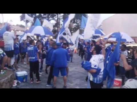 "Los hinchas de Godoy Cruz alientan al equipo en las afueras del hotel de Brasil" Barra: La Banda del Expreso • Club: Godoy Cruz • País: Argentina