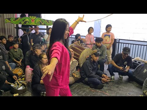 Gadis Cantikk MENCUG BAJIDORAN - Bikin Gagal Fokus  - Seni Benjang Mekar Sawargi