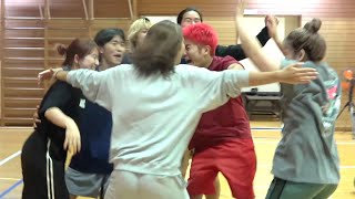 誰か後ろで逆立ちしてるのしぬwwwwwwwwww - 【ノーカット】平フラと連続ゴール下100本達成の瞬間。