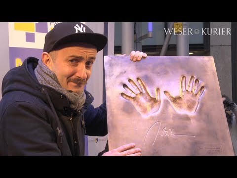 Jan Böhmermann enthüllt seine Handabdrücke in der "Mall of Fame"