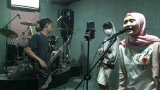 Download lagu 'Kau Dan Aku Berbeda' Sesi latihan @ Aluna Music Studio mp3