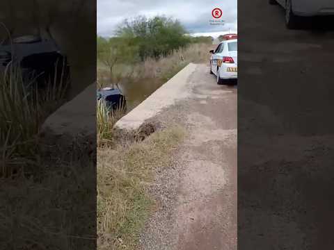 Impactante: auto con dos ocupantes cayó a un arroyo en Nueva Palmira”