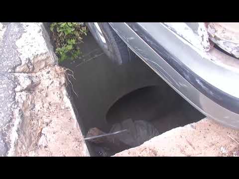 Carro cai em bueiro sem tampa em Linhares. 