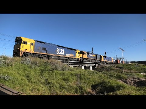 BL33, XR558 & BL31 lead 7902V "Mildura Fruity" Container Train - Laverton, VIC  01/07/2020