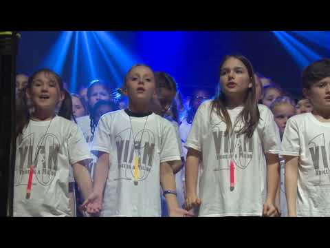 5,000 children sing the John Legend classic 'All of Me'