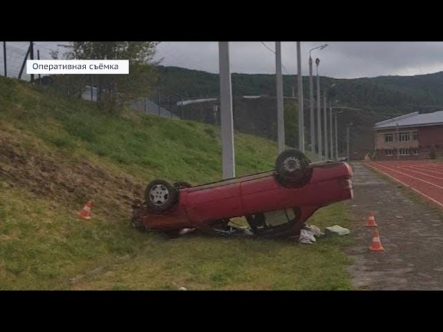 В Култуке подросток на иномарке пробил ограждение и свалился на школьный стадион