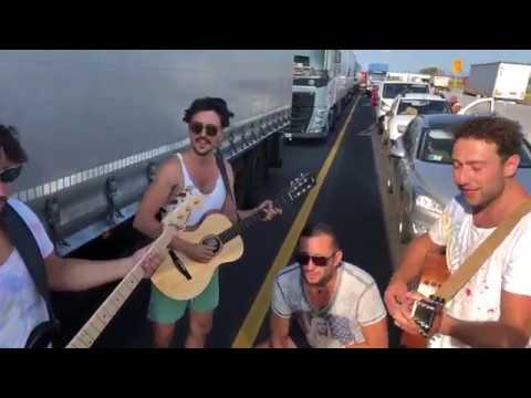 Bystrík banda "Prajem si" (na diaľnici v Taliansku)