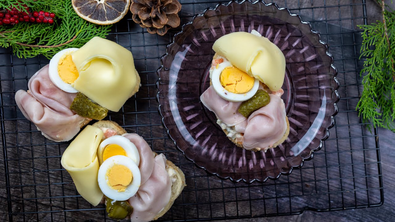 Krásně složená šunka na obložených chlebíčcích udělá parádu. Víte jak na to?