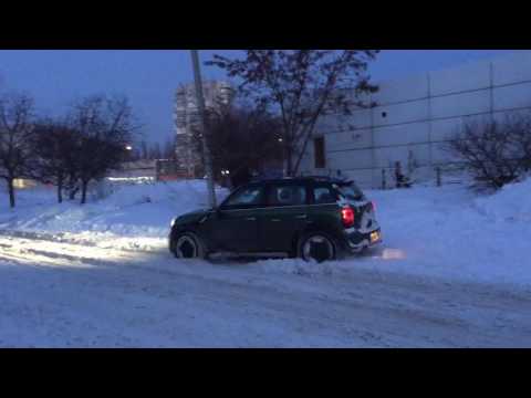 Mini Countryman ALL4 test on snow
