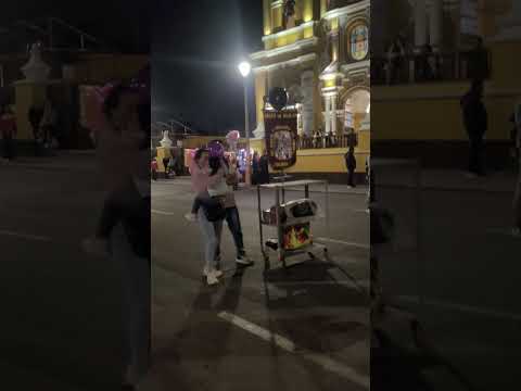 en la plaza de armas de Trujillo, doña viky y la señorita domi.