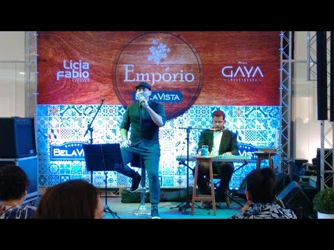 Apresentação de Alex Góes cantando Elton John no Shopping Bela Vista, Salvador (06/08/2015)