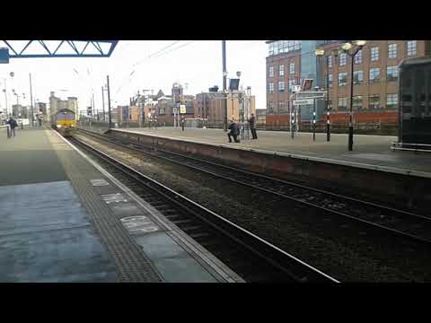 DRS 66423 + 66305 passing Newcastle (08/11/17)