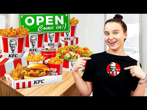Mein eigener KFC LADEN zuhause ! 🍟🍔 (Kundin isst zum ersten mal KFC) - Celina