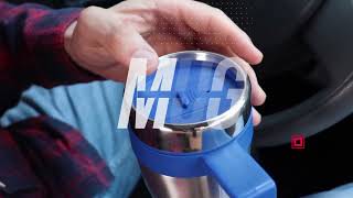 Preview video - Viajar con estilo y comodidad es posible con nuestro Mug Viajero de doble pared. Su recubrimiento interior de plástico conserva la temperatura según el ambiente. Disfruta de tu café caliente en invierno o de bebidas frescas en verano, donde quieras que vayas.