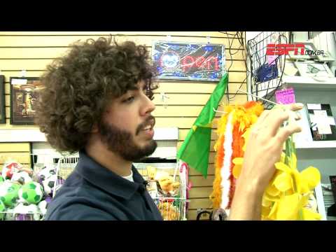 Após compras, Hygino se veste de torcedor canarinho