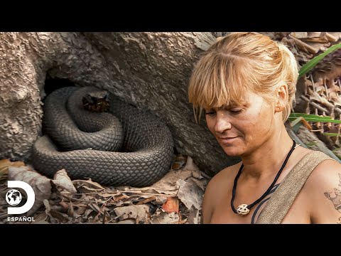 Lacey caza su primer serpiente | Supervivencia al desnudo: edición extrema  | Discovery en Español