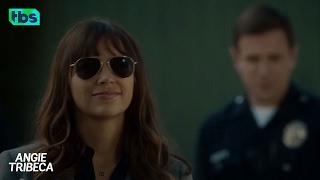 Сериал Энджи Трайбека 1 сезон / Angie Tribeca на канале TBS