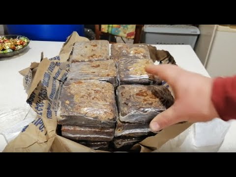 Тростниковый сырец в брикетах. Тростниковый сахар на темном. Сырец тростникового сахара. Сахар тростниковый светлый. Сахар колотый свекловичный.