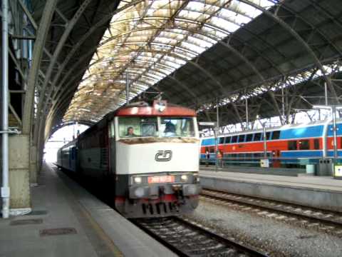 749 107 na čele R 1252 - rozjezd Praha Hl.N. - 23.10.2010.