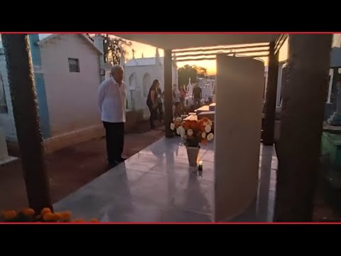 AMLO CONMEMORA EL DÍA DE MUERTOS CON VISITA A LA TUMBA DE SUS PADRES