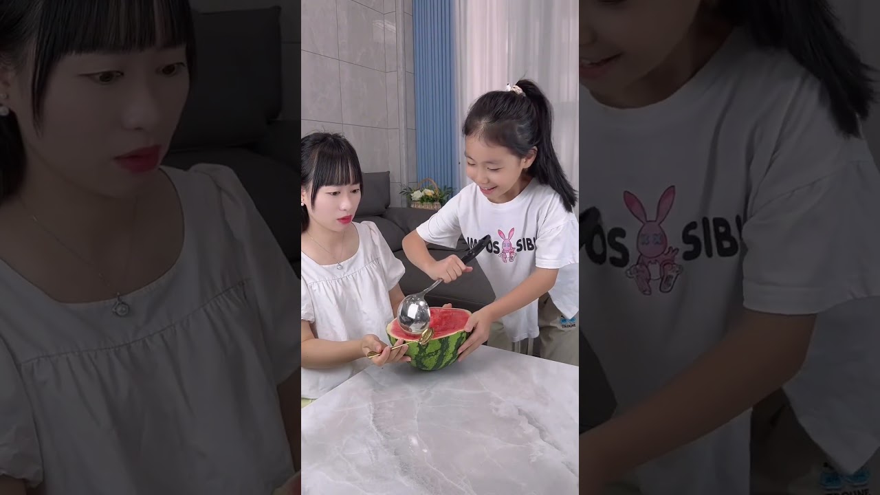 Mẹ cho con ăn một thìa dưa hấu được không?