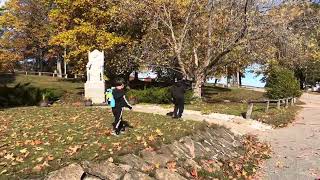 Caminando por el parque De la Iglesia