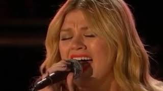 Kelly Clarkson GRAMMYS 2013 | Acceptance Speech &amp; Performance | Tennessee Waltz/Natural Woman