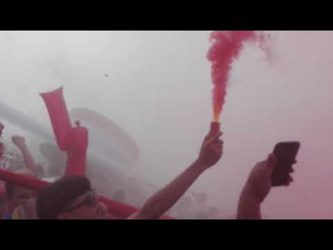 "La entrada y el recibimiento de la ultra fiel presentando el bombo mas grande de C.A" Barra: La Ultra Fiel &bull; Club: Club Deportivo Olimpia