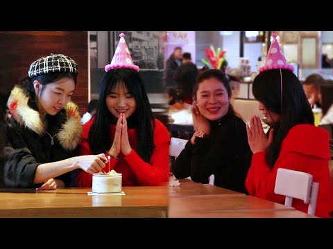獨自過生日的女生請求路人假裝自己的朋友拍生日視頻