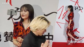 広瀬すず、深スリットドレスで登場　自撮り棒でキュートに撮影　『ゆきてかへらぬ』公開記念舞台挨拶（フォトセッション）