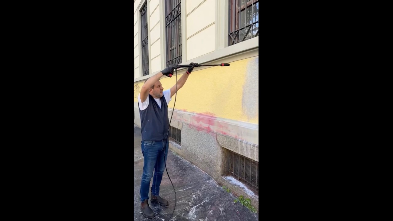 SALVINI E SARDONE PULISCONO LE SCRITTE CONTRO LA POLIZIA A MILANO