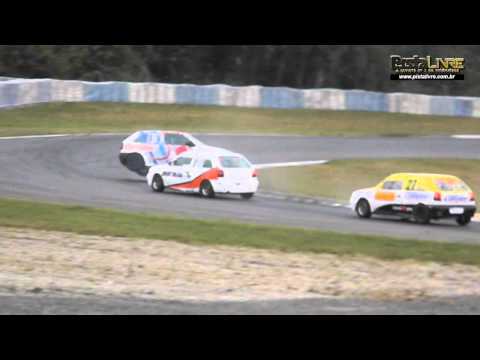 Acidente na categoria Turismo 1.6 na 4ª etapa do Metropolitano de Asfalto de Curitiba - AIC