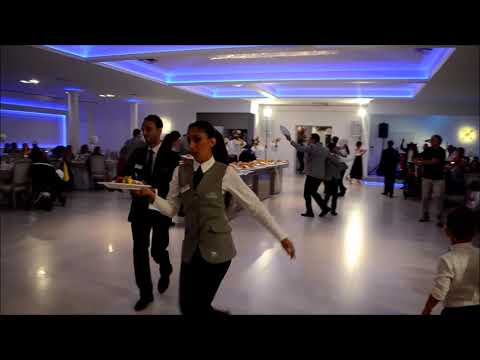 A Villa Schiuma (Matera) i camerieri ballano un merengue e coinvolgono gli sposi. ISCRIVITI.