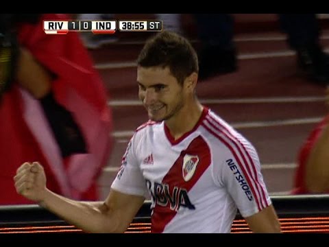 En un final vibrante, Alario metió un gol que le permite a River mantenerse en la pelea