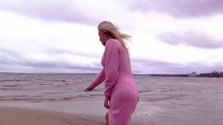 SHEMALE CANADA lola swift walking in cold