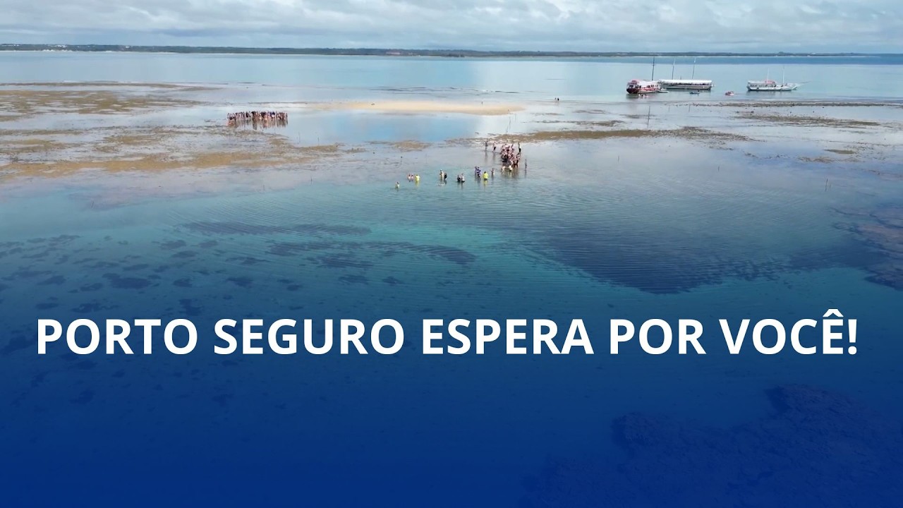 Férias de julho com pé na areia e mar azul
