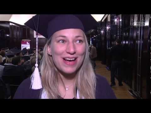 APOLLON Absolventenfeier: Fliegende Hüte vor den Bremer Stadtmusikanten