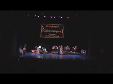 Gustavo Lorenzo sings "alma de loca"