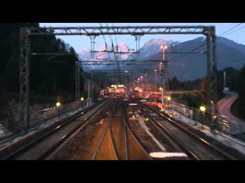 Einfahrt Bahnhof Tarvisio vor Sonnenaufgang aus dem Führerstand