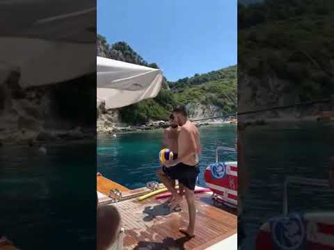 Ο Ιβάν Σαββίδης παίζει μπάλα υπό τους ήχους ποντιακής λύρας (βίντεο)
