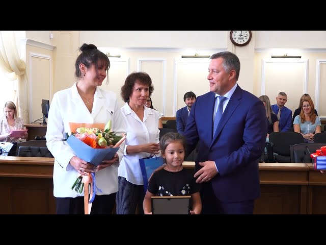 Глава Приангарья вручил ангарским семьям сертификаты на покупку жилья