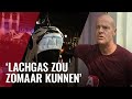 Vier Britten rijden met auto de gracht in