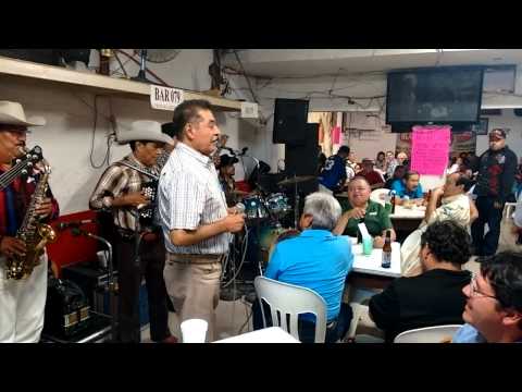 EL SEÑORON CHUY SANCHEZ ACOMPAÑADO DE LOS HNOS BRAVO