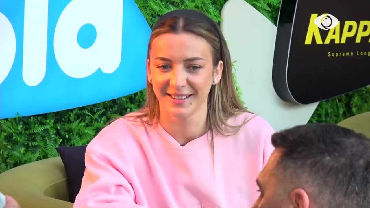 Rogerti bisedon me banorët, Artani i bën zhurmë te veshët me filxhan