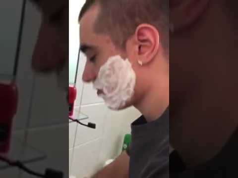 Hastad ensinando Jovirone a fazer a barba com espuma