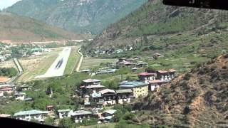 Cockpit view Paro (Bhutan): approach &amp; landing at RWY 33, DrukAir ATR-42-500, A5-RGH