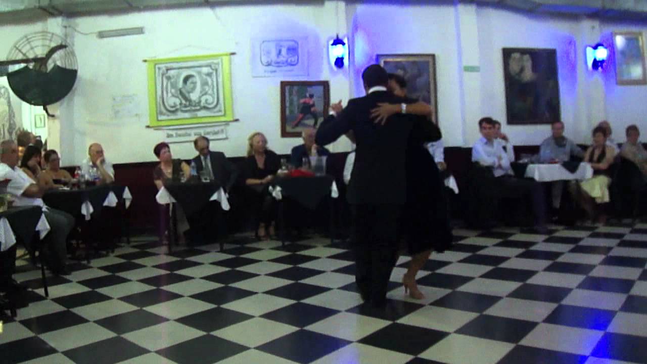 Bailan Juan Stefanides y Jimena Hoffner en Sin Rumbo, de Julio Dulpaa